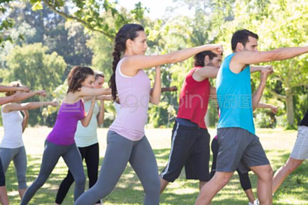 公園里的健身團體 汗水與技術的交流場